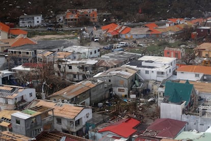 En la imagen, vista aérea de casas destrozadas por el huracán Irma en la parte francesa de San Martín.