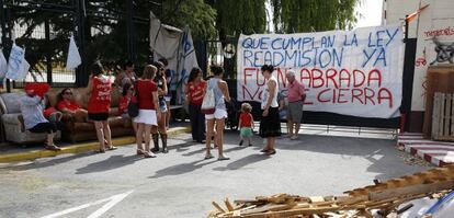 Familiares de trabajadores en el campamento realizado en la puerta de la f&aacute;brica de Coca-Cola en Fuenlabrada.