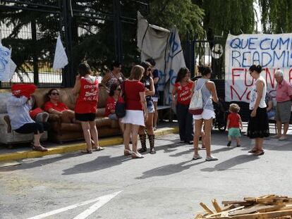 Familiares de trabajadores en el campamento realizado en la puerta de la f&aacute;brica de Coca-Cola en Fuenlabrada.