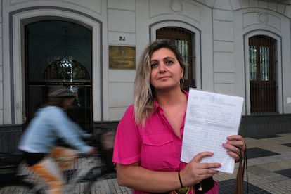 Sofía Tsertsvadze, una madre que no quiere que su hijo vaya a un aula específica, en la puerta de la sede del Defensor andaluz del menor donde ha presentado una reclamación para que se aplique la ley que exige la integración de los menores con necesidades especiales.