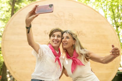 La vicepresidenta segunda del Gobierno en funciones, Yolanda Díaz, se fotografía junto a la portavoz de Sumar en el Congreso, Marta Lois, el domingo en O Carballiño (Ourense).