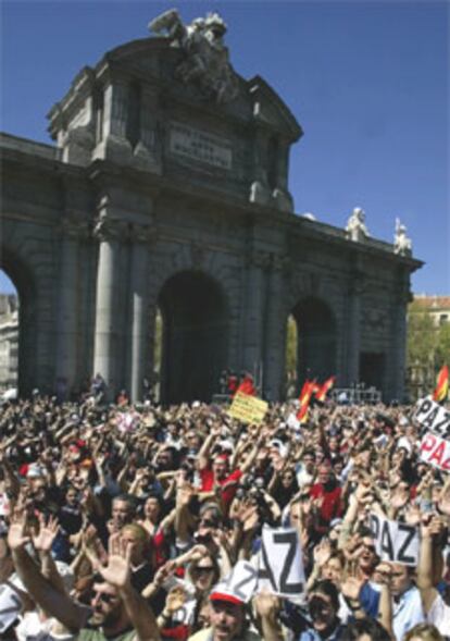 Miles de familias tomaron pacíficamente la emblemática
Puerta de Alcalá para corear <i>no a la guerra</i> junto a los artistas e intelectuales que participaron en el concierto organizado por la Plataforma Cultura contra la Guerra. Un sábana blanca, desplegada sobre el escenario, y sobre la que que se tiraron esponjas mojadas en pintura roja, inauguró esta fiesta, que tuvo mucho de romería, y que, según los organizadores, congregó a más de medio millón de personas y a 15.000, según fuentes policiales.