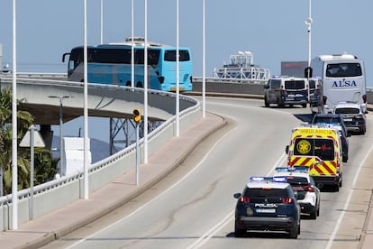 Los autobuses con los 65 bolivianos que van a ser deportados salen del puerto de Barcelona.