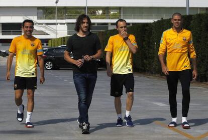 Puyol llega a la rueda de prensa acompañado de Xavi, Iniesta y Valdés