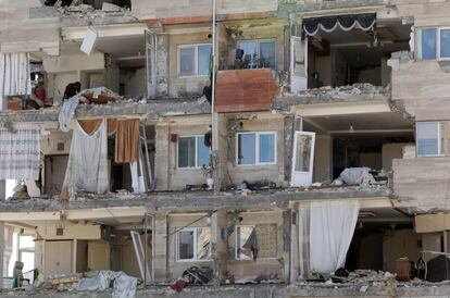 Vista de los edificios dañados tras el terremoto en la ciudad de Pole-Zahab (Irán).