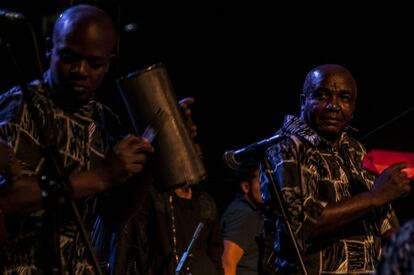 El turismo vivencial y étnico es una experiencia sensorial y cultural. En la comunidad de Mascarilla existe una banda musical y varios grupos de danza. En la imagen, integrantes del grupo “Marabú” tocan la música típica de la región, la “bomba”, durante las fiestas de carnaval en Coangue. 
