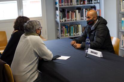 Jason, condenado por tráfico de drogas, habla el pasado viernes con dos de las personas que han participado en la iniciativa en la biblioteca pública de Soto del Real (Madrid).