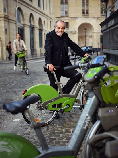 Carlos Moreno es uno de los artífices, junto a la alcaldesa Hidalgo, del París de las bicicletas.