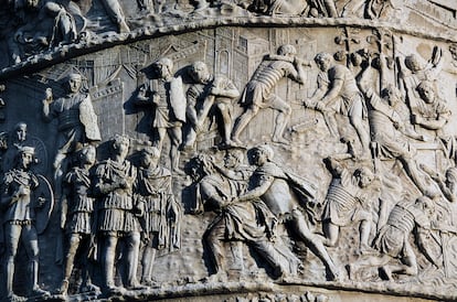 Soldados romanos presentan prisioneros dacios al emperador Trajano en un relieve de la Columna Trajana de Roma.