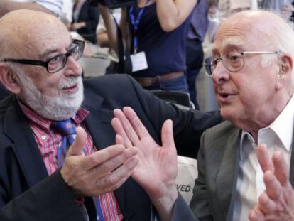 Englert (izquierda) y Higgs en el CERN, el 4 de julio de 2012.