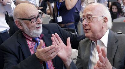 Englert (izquierda) y Higgs en el CERN, el 4 de julio de 2012.