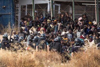 Agentes de la policía antidisturbios acordonan el área después de que los migrantes llegaran a suelo español y cruzasen las vallas que separan Melilla de Marruecos, el 24 de junio.