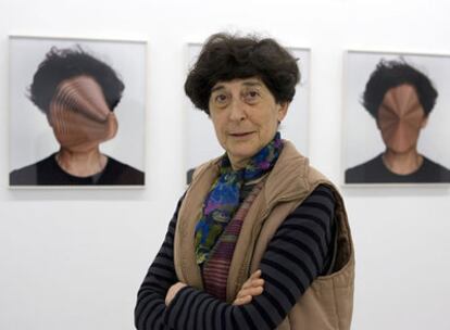 Esther Ferrer frente a sus obras en una imagen de archivo