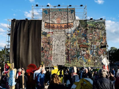 Mural del colectivo indonesio Taring Padi titulado 'La justicia del pueblo' mientras personal de la exposición de arte contemporáneo Documenta lo cubre con una lona negra en Kassel, Alemania.