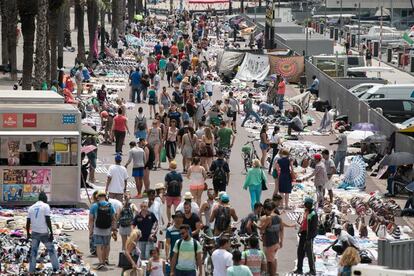 Aglomeracion de vendedores ambulantes en la zona del Port Vell de Barcelona.
