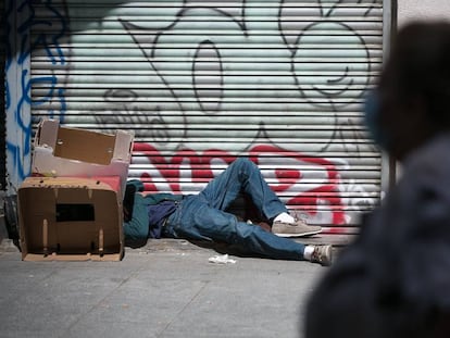 Una persona sense sostre, a Barcelona.