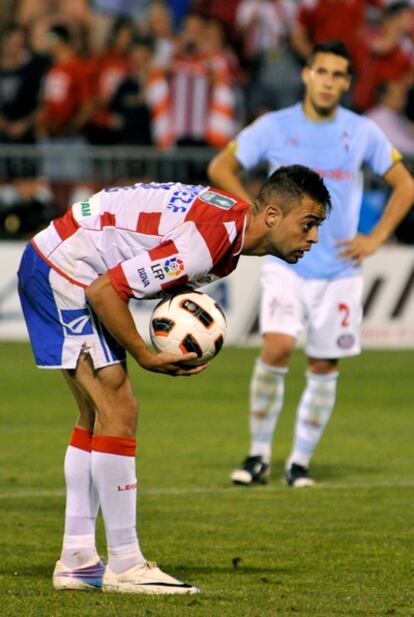 Dani Benítez se prepara para lanzar un penalti en el partido de ayer ante el Celta.