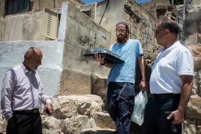 Mohamed Sabagh (izquierda) y su hermano observan el paso de un judío en el barrio de Sheij Yarrah (Jerusalén).
