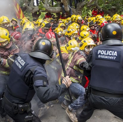 Protesta de bomberos frente al Parlament.