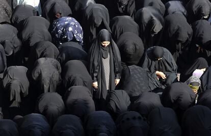 Mujeres iraníes rezan durante una ceremonia en conmemoración de Arbaeen, la fiesta que marca el final del período de luto de 40 días después del aniversario del martirio del siglo séptimo del Imam Hussein nieto del profeta Mahoma, en el santuario de la chiíta San Imam Abdulazim, al sur de Teherán, Irán.