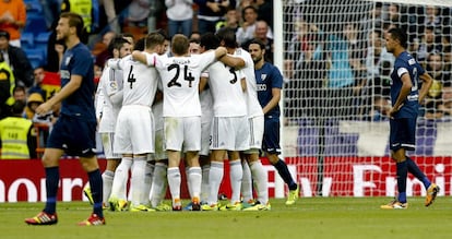 Los jugadores del Madrid celebran el tanto de Di María.