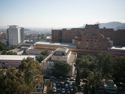 Vista general del Hospital Vall d'Hebron, en Barcelona. A la izquierda (torre) la maternidad, a la derecha el Hospital General.