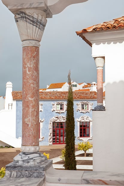 The garden has a baroque air, complete with columns, frames and fountains designed by Roman sculptor Giuseppe Ducrot. 