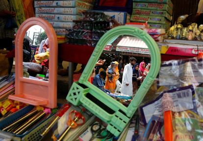 Decenas de personas realizan sus compras en la víspera de la festividad musulmana del Eid al-Fitr, en Srinagar (India).