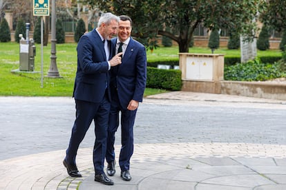 El presidente del Gobierno de Aragón, Jorge Azcón, y el presidente de la Junta de Andalucía, Juan Manuel Moreno Bonilla, durante un encuentro mantenido este viernes en Zaragoza.