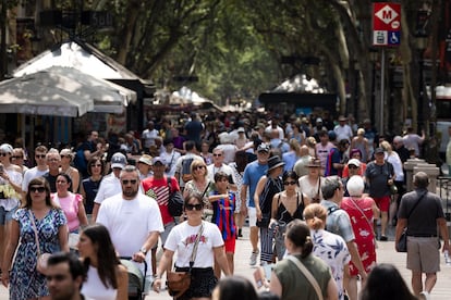 Turistas en las Ramblas de Barcelona