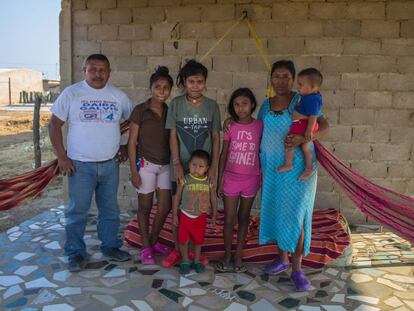 Alexander Jesús González y su esposa, Floricia González, con algunos de sus siete hijos en el porche de su casa en Uribia, La Guajira (Colombia). 