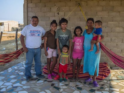 Alexander Jesús González y su esposa, Floricia González, con algunos de sus siete hijos en el porche de su casa en Uribia, La Guajira (Colombia). 