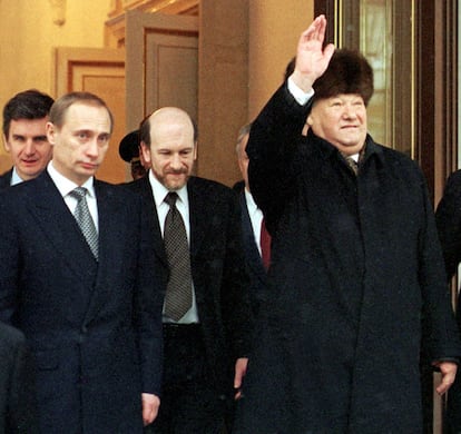 Boris Yeltsin saluda a la salida del Kremlin tras anunciar su dimisión el día de Nochevieja de 1999, en el tradicional mensaje presidencial de fin de año. En primer plano, su sucesor, Vladímir Putin.