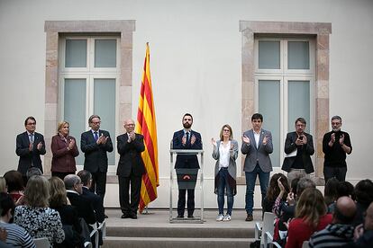 Aplausos tras la declaración del presidente del Parlament, Roger Torrent (c), tras el pleno.