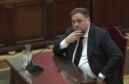 En la imagen tomada de la señal institucional del Tribunal Supremo, el exvicepresidente de la Generalitat y principal acusado, Oriol Junqueras, durante la tercera jornada del juicio del 'procés' en el Tribunal Supremo. Durante su declaración Junqueras se presentó como un "preso político" y acusó a la Fiscalía de abrirle una causa por sus ideas y no por los hechos. Junqueras negó que se destinasen fondos públicos a la organización del referéndum del 1 de octubre de 2017.