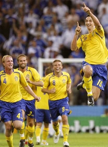 Ibrahimovic celebra su gol a Grecia mientras sus compañeros corren a abrazarle.