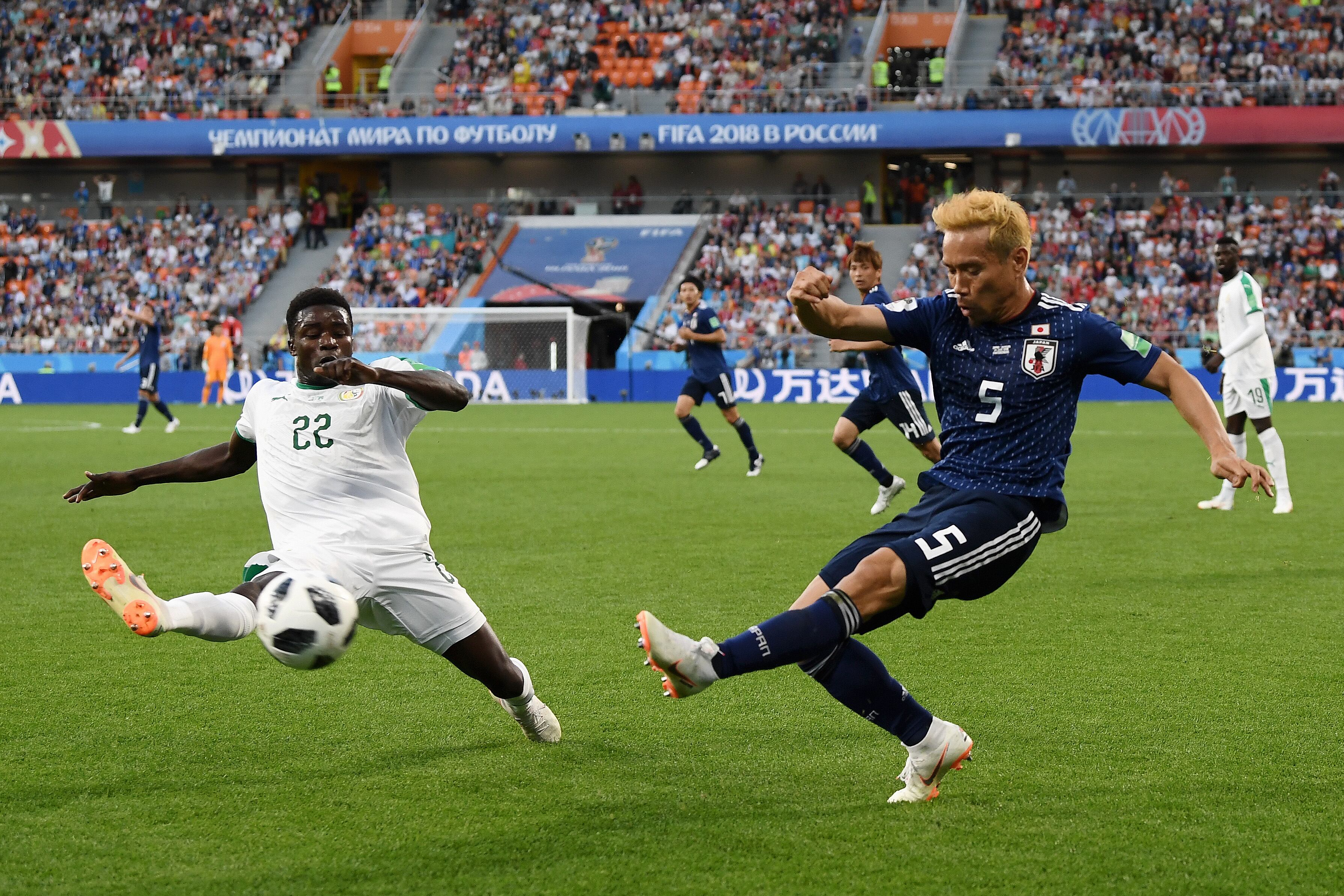 Nagatomo centra el balón durante un partido ante Senegal en el Mundial de 2018.