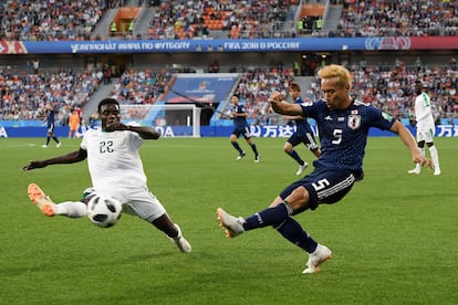 Nagatomo centra el balón durante un partido ante Senegal en el Mundial de 2018.