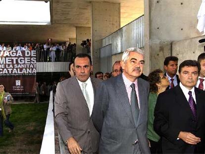 El presidente de la Generalitat, acompañado de la consejera Marina Geli, ayer durante su visita al hospital de Bellvitge.