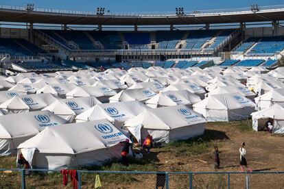 Más de 1.200 personas viven hoy refugiadas en el antiguo estadio olímpico de béisbol de Atenas, abandonado desde 2004. Junto a los otros refugiados del estadio de hockey y el antiguo aeropuerto internacional de Atenas, suman más de 5.000. 