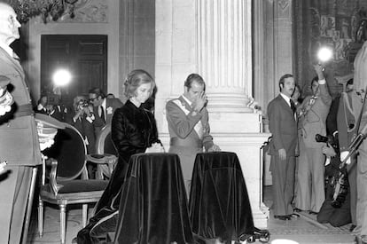 Los Reyes de España, tras la ceremonia de juramento y proclamación en el Congreso de los Diputados, se dirigieron al Palacio de Oriente para visitar la capilla ardiente de Franco.