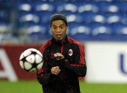 Ronaldinho, entrenándose anoche en el estadio Bernabéu.
