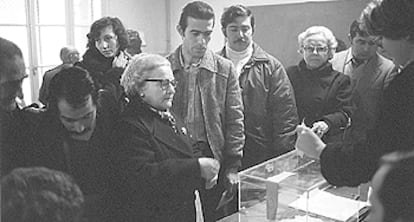 Votantes sobre el referéndum de la Constitución el 6 de diciembre de 1978.