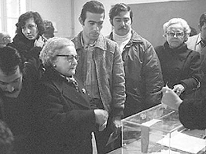 Votantes sobre el referéndum de la Constitución el 6 de diciembre de 1978.