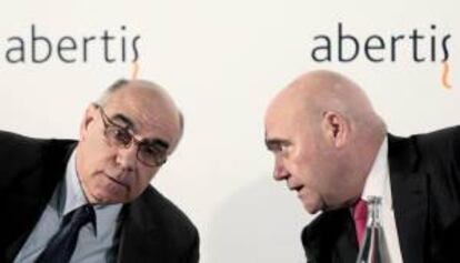 El presidente de Abertis, Salvador Alemany (i), conversa con el director de comunicación del grupo, Juan Hernández Puértolas (d), durante la rueda de prensa anterior a la junta general de accionistas de 2012.