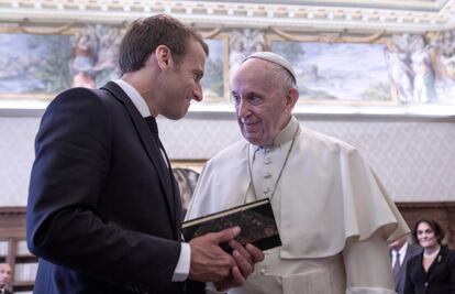 El papa Francisco y el presidente francés, Emmanuel Macron, charlan durante una audiencia en el Vaticano. 