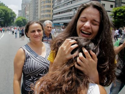 Estudiantes celebran en las calles este viernes.