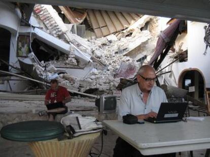 Joaquim Ibarz en el hotel Villa Creole de Puerto Príncipe, tras el terremoto.