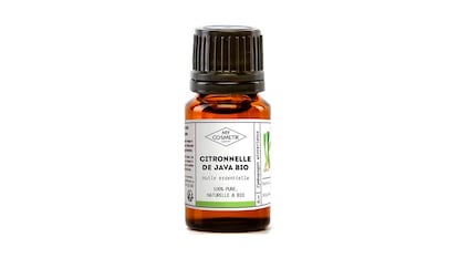 Aceite esencial de citronela sobre fondo blanco.
