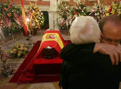 El féretro cubierto con la bandera española permaneció ayer en el salón de Isabel II del Congreso de los Diputados.